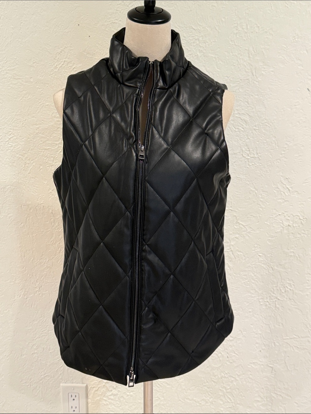 Chico's Black Leather Like Quilted Zip Front Vest size 0 Puffer